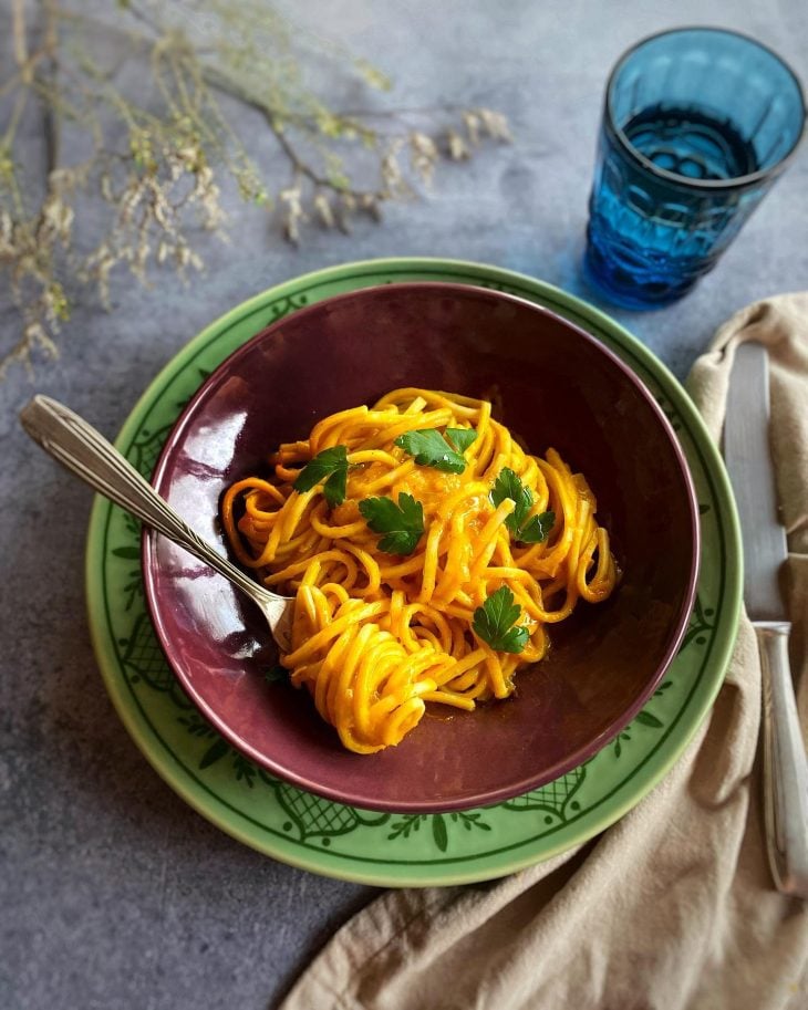 Macarrão ao molho de abóbora e leite de coco