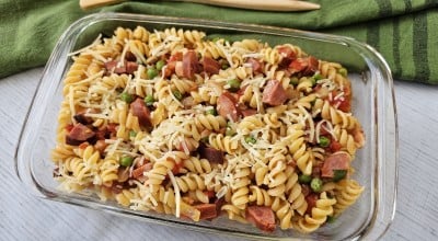 Macarrão ao molho de bacon e calabresa