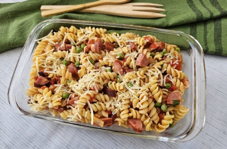 Macarrão ao molho de bacon e calabresa