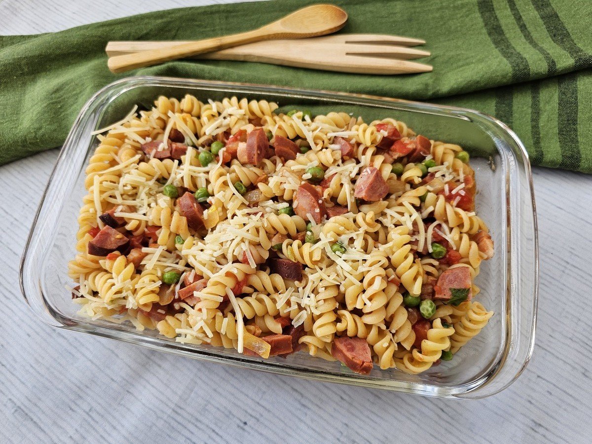 Macarrão ao molho de bacon e calabresa