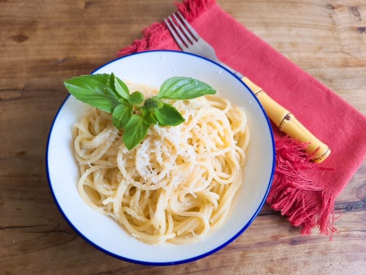 Um prato com macarrão ao molho de limão e parmesão.