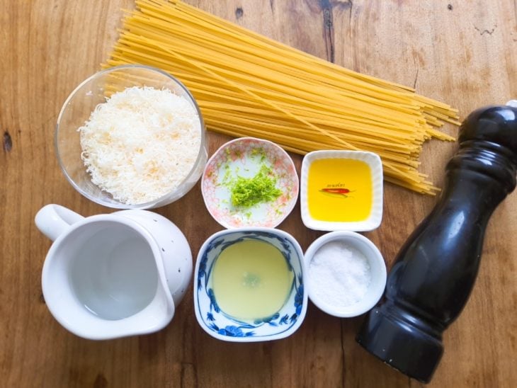 Uma bancada com os ingredientes.