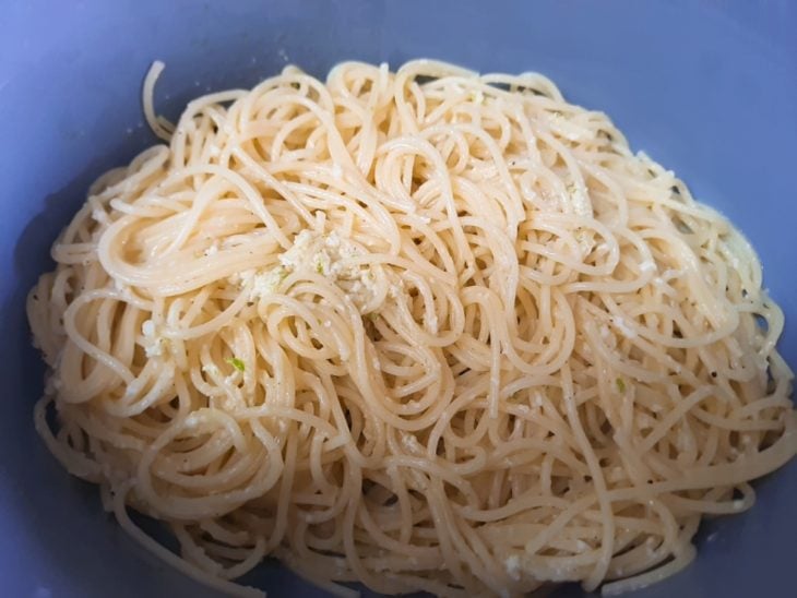 Uma tigela com o macarrão escorrido.