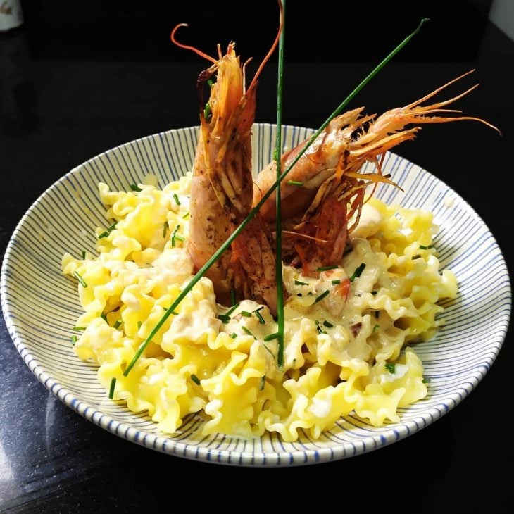 Macarrão ao molho de queijo gruyère com camarão