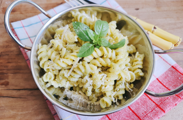 Macarrão ao molho pesto fácil