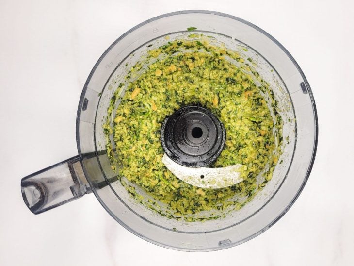 Um recipiente contendo molho pesto.