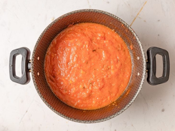 Molho de tomate na panela.