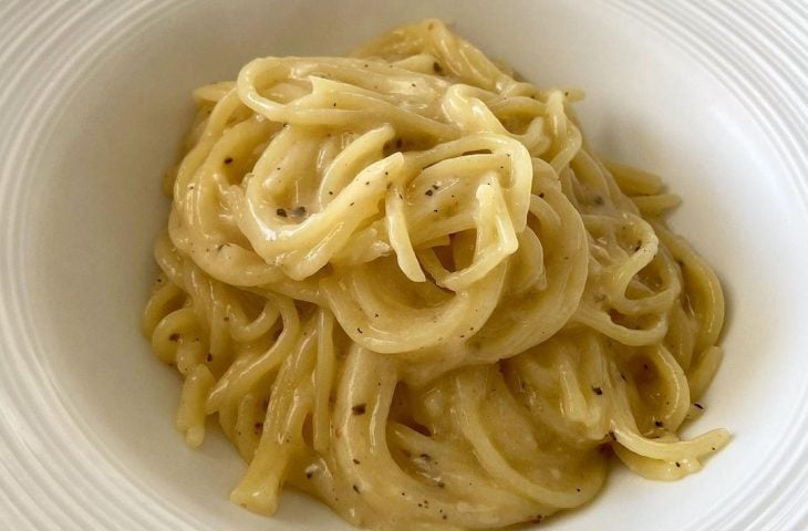 Macarrão cacio e pepe