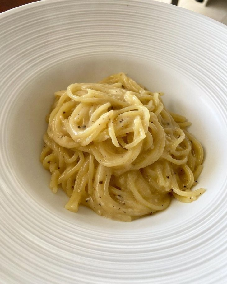 Macarrão cacio e pepe