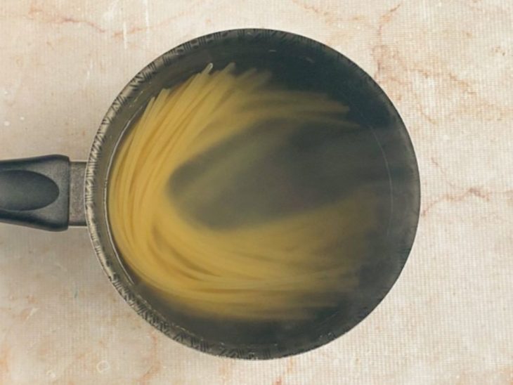 Macarrão cozinhando em uma panela com água e sal.