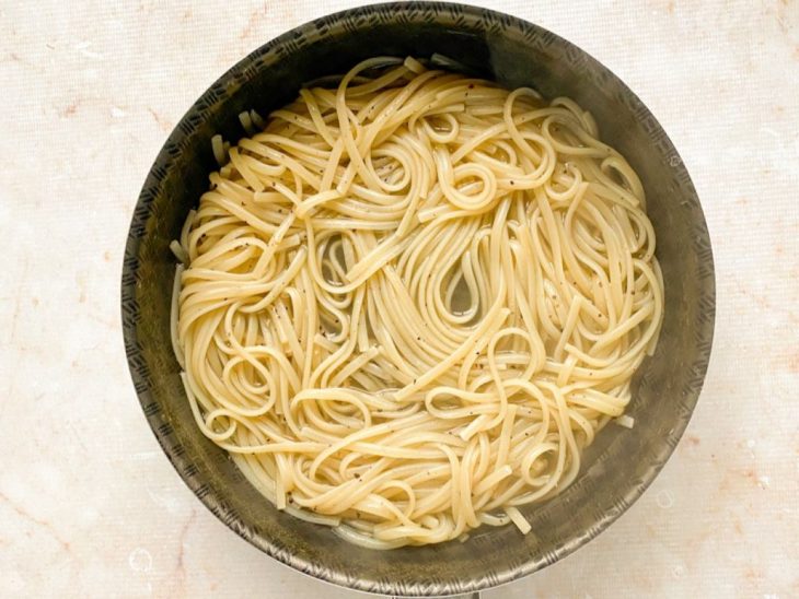 Água do cozimento adicionada a frigideira.