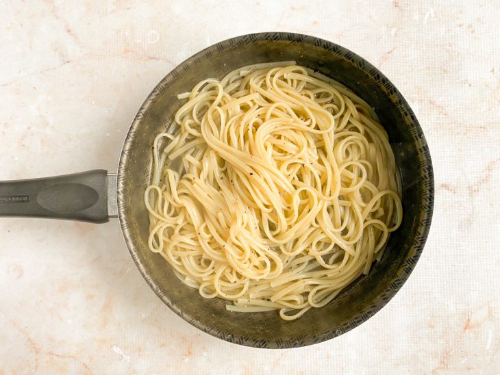 Macarrão no ponto na frigideira com fogo desligado.