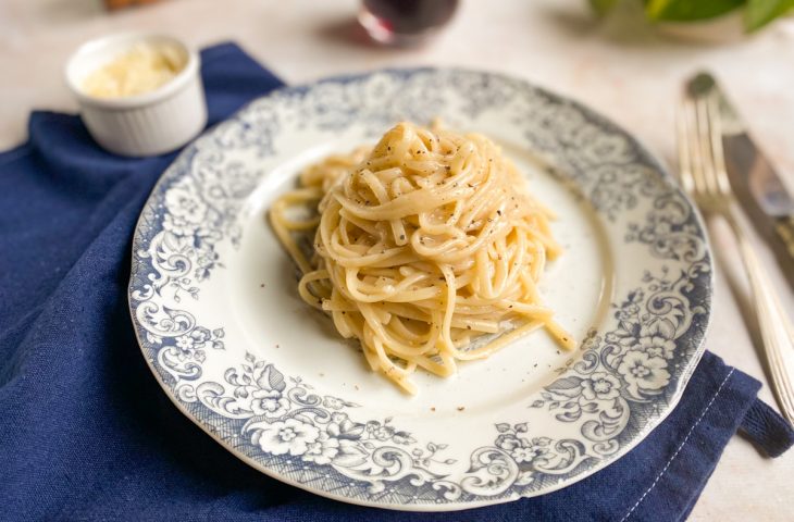 Macarrão cacio e pepe