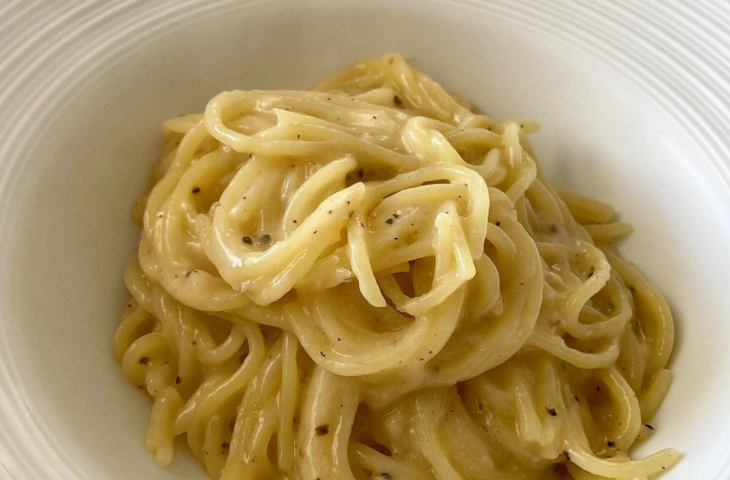 Macarrão cacio e pepe