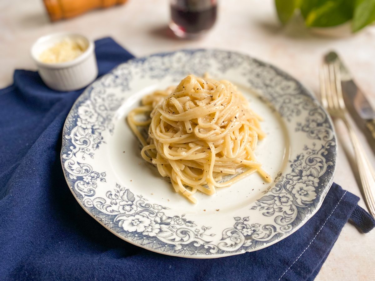 Macarrão cacio e pepe