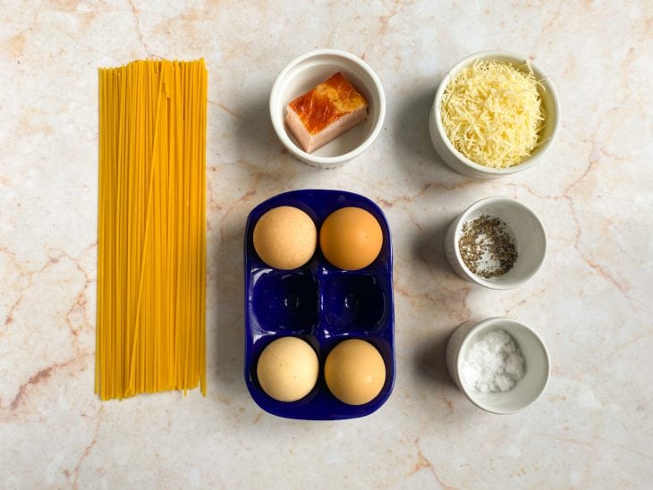Ingredientes para o macarrão carbonara.