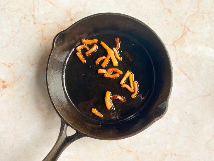 Tiras de bacon na frigideira.
