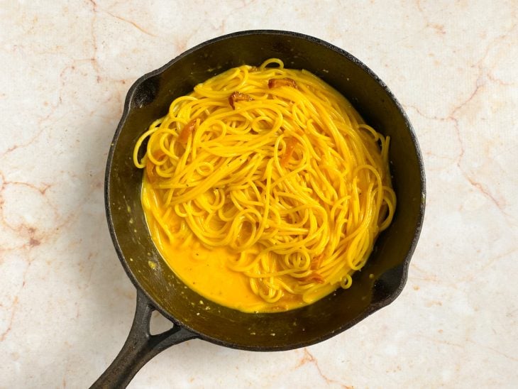 Mistura de ovos e queijos adicionada a frigideira com o restante dos ingredientes.