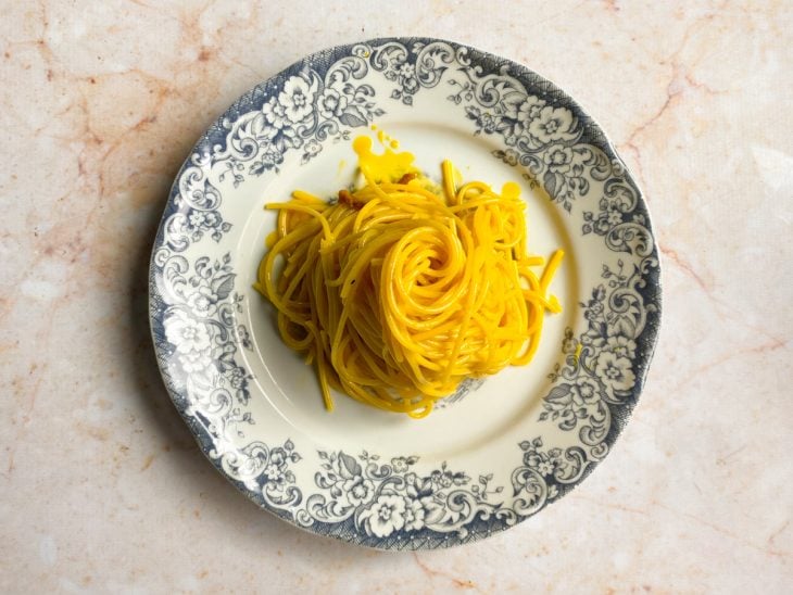 Macarrão acomodado no prato para servir.
