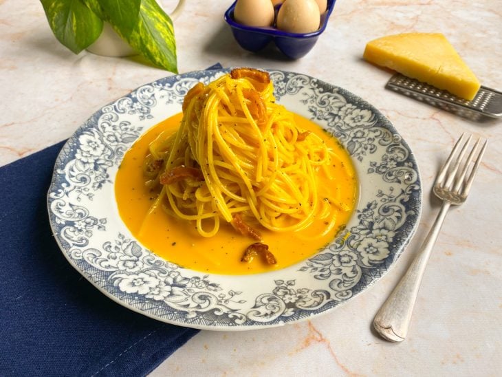 Macarrão carbonara pronto para consumo.