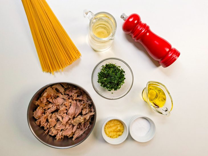 Ingredientes separados sobre a bancada.