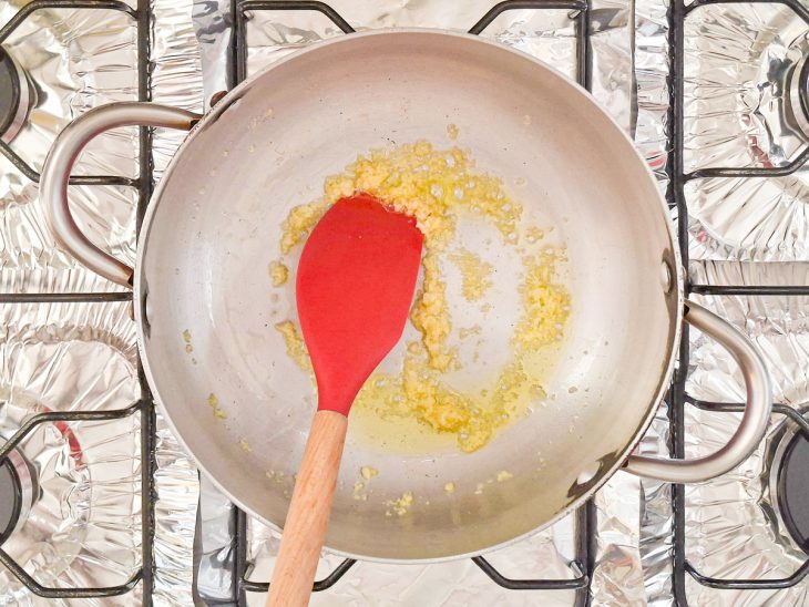 Alho refogado no azeite.