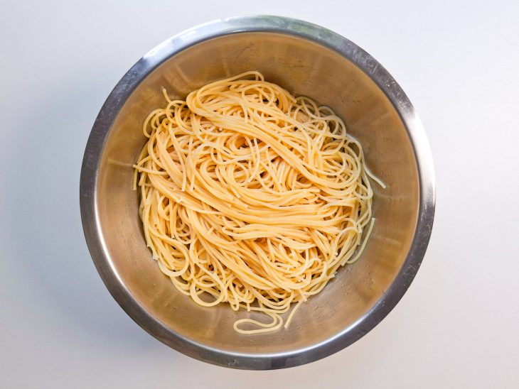 Macarrão cozido e escorrido.