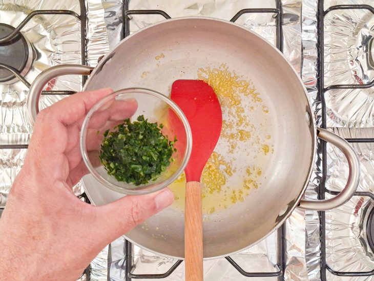 Salsa fresca picada adicionada ao refogado.