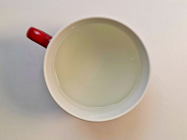 Água do cozimento do macarrão.