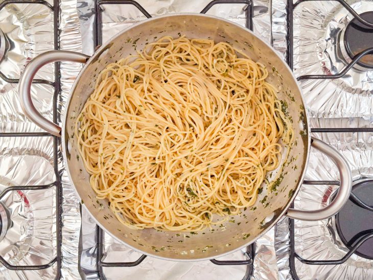 Macarrão adicionado ao molho.