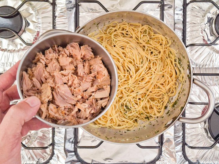 Atum adicionado ao macarrão.