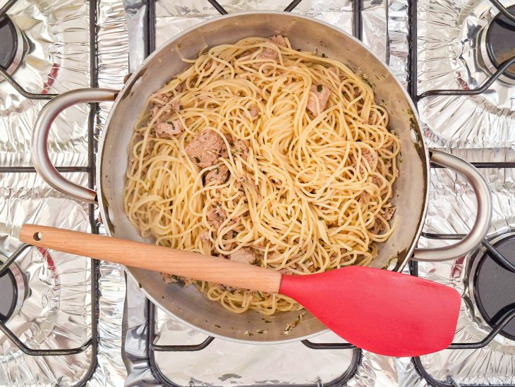 Espaguete de atum pronto na panela.