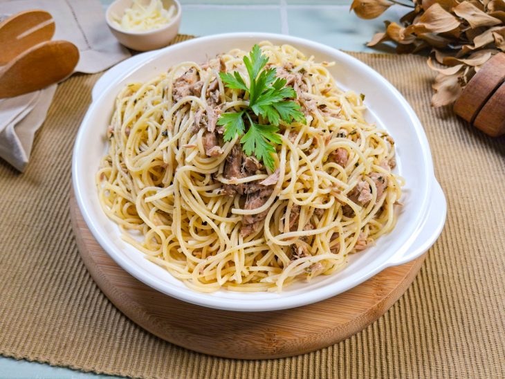 Macarrão com atum pronto na tigela.