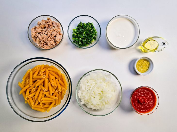 ingredientes para preparo de macarrão cremosos com atum separados.