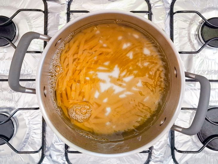 macarrão cozinhando.