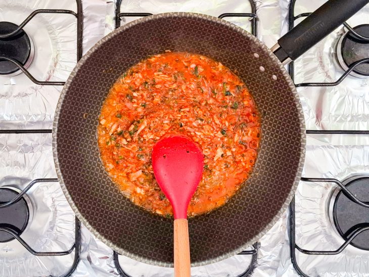 molho de tomate adicionado ao refogado.