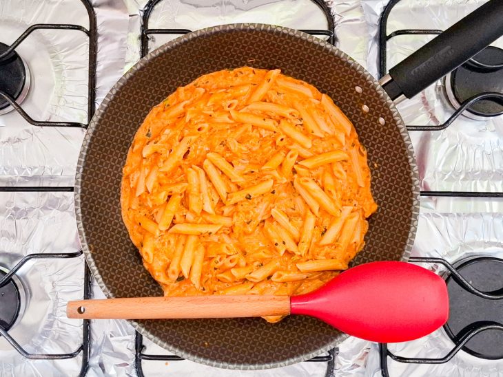 macarrão cozido adicionado ao molho de atum cremoso.
