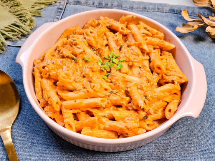 macarrão de atum cremoso finalizado e servido.
