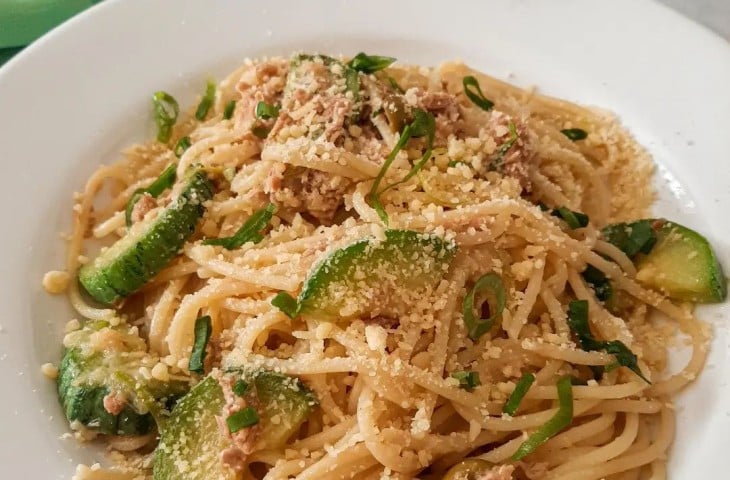 Macarrão com atum e abobrinha