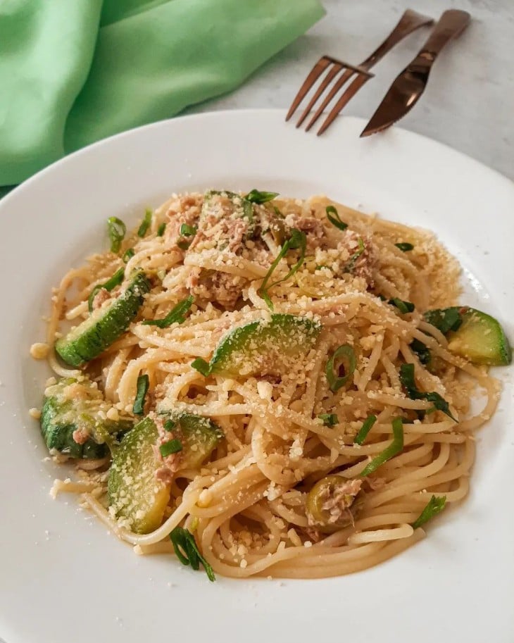 Macarrão com atum e abobrinha