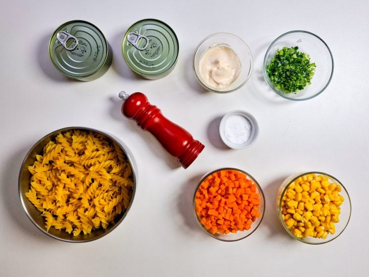 Ingredientes para o preparo da receita reunidos em uma bancada.