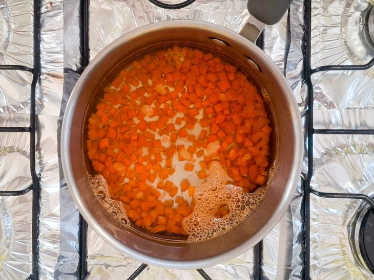 Cenoura picada em processo de cozimento numa panela.