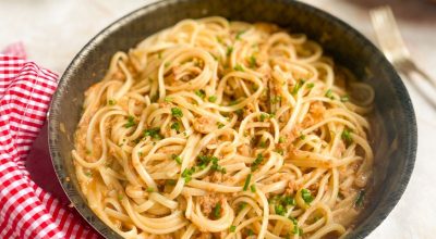 Macarrão com atum e molho de tomate