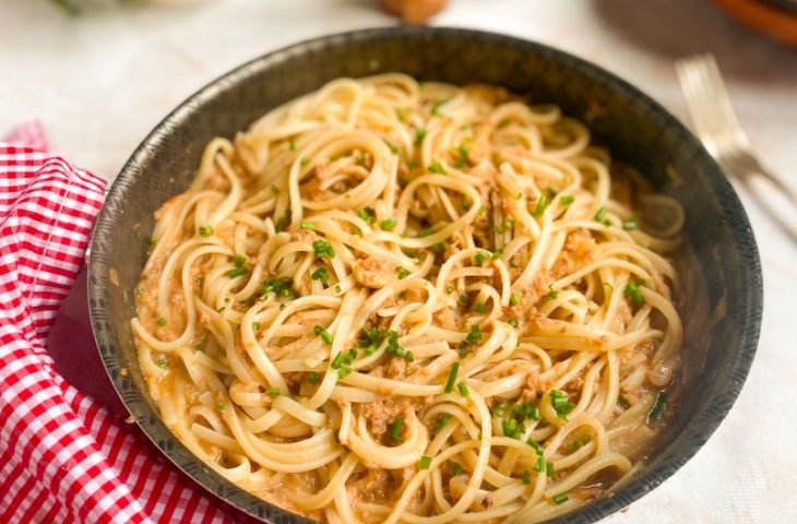 Macarrão com atum e molho de tomate