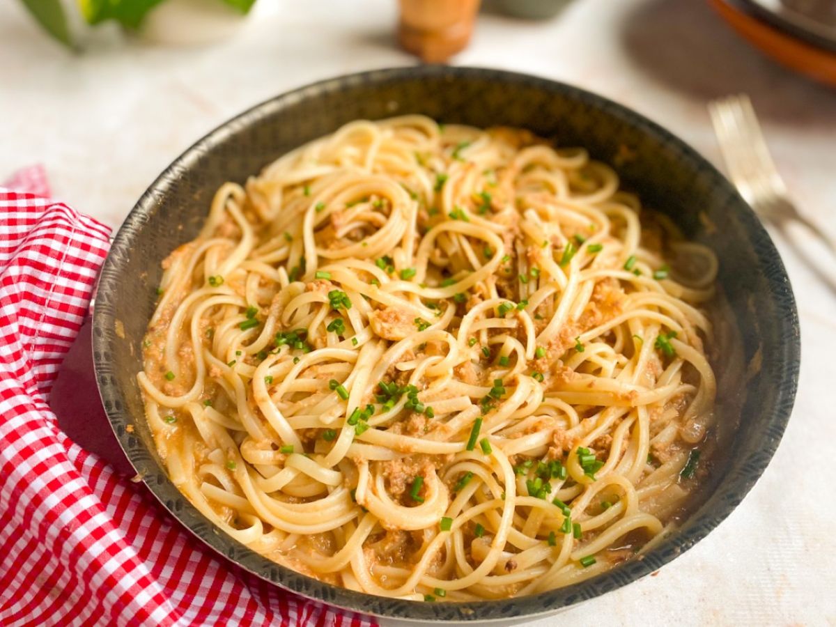 Macarrão com atum e molho de tomate