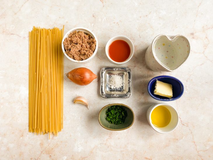 ingredientes para preparar macarrão com atum e molho de tomate separarados.