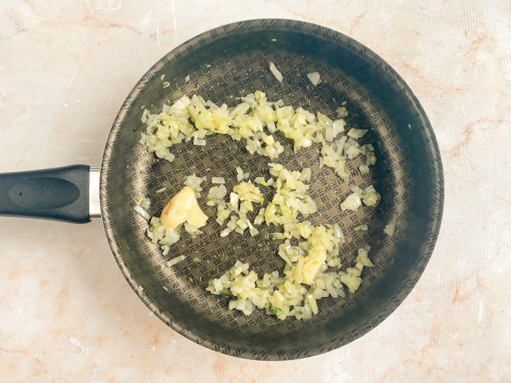 alho e azeite aquecidos na panela para refogar os ingredientes do molho do macarrão.