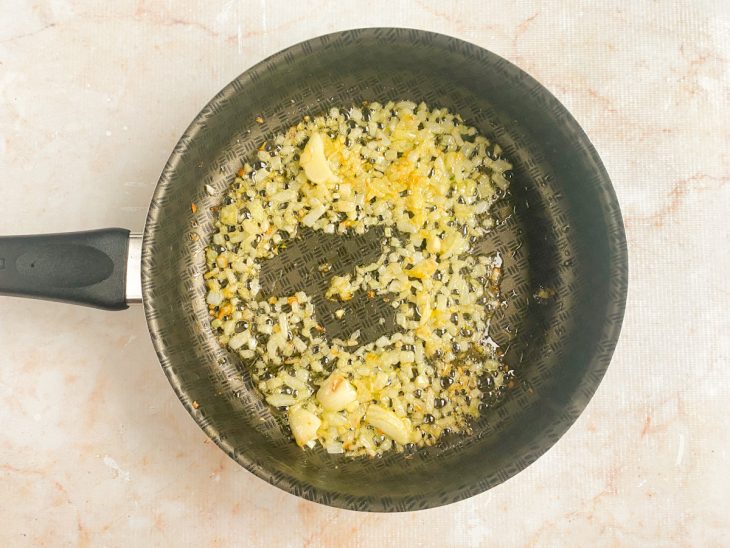 cebola adicionada ao refogado para o molho com atum.