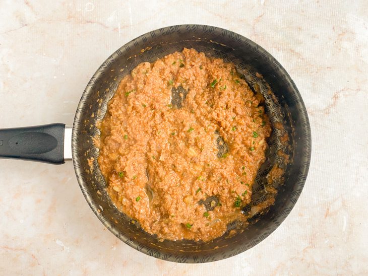 finalização do tempero do molho de atum para macarrão com sal e cheiro-verde.