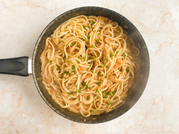 macarrão adicionado ao molho de tomate com atum.